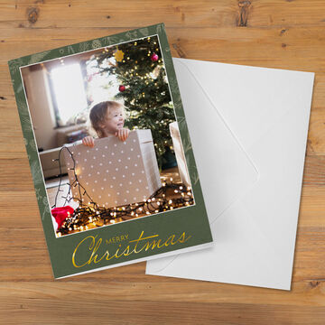 A festively decorated room with a Christmas tree and gifts.